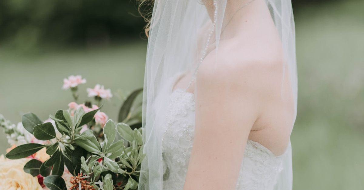 Discover the secret to unleashing self-confidence for brides and grooms.
